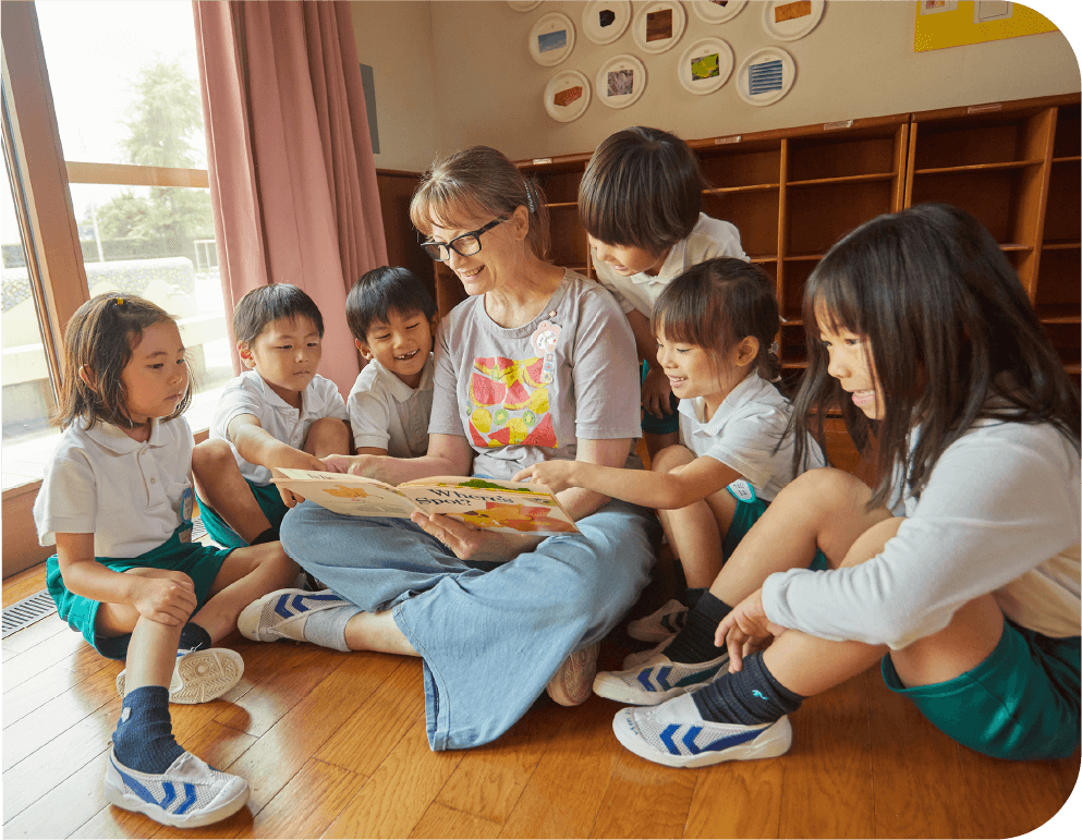 外国人教師と子供たち