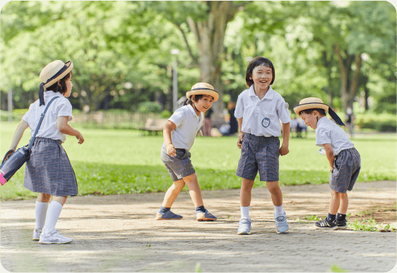 公園で遊ぶ子供たち