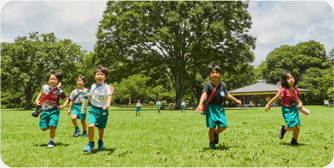 公園で遊ぶ子供たち