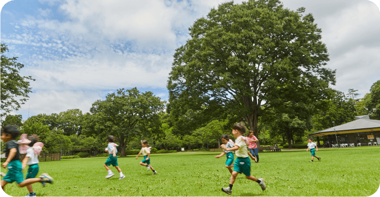 公園で遊ぶ子供たち