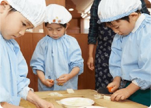 料理をする子供たち