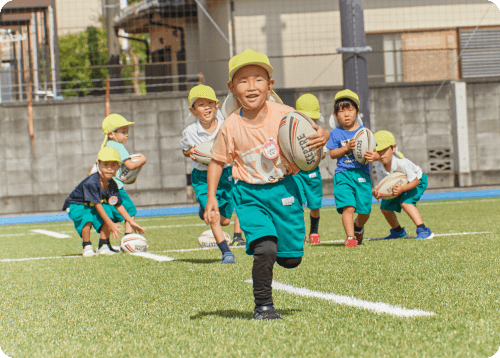 ラグビーをする子供たち