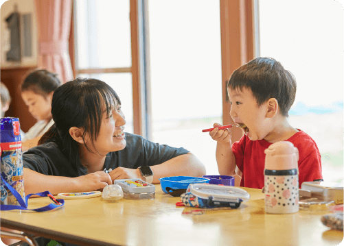 お弁当を食べる子供