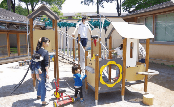 遊具で遊ぶ子供たち